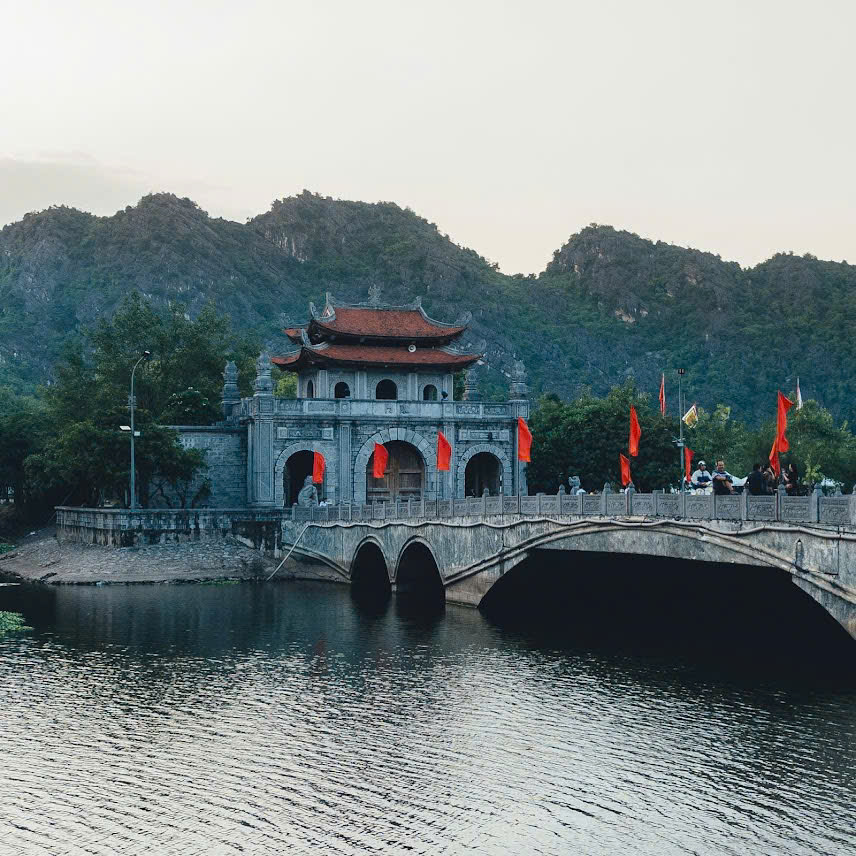 Cố Đô Hoa Lư là kinh đô xưa của Việt Nam, nằm tại Ninh Bình. Nơi đây từng là trung tâm chính trị, văn hóa và tôn giáo quan trọng trong lịch sử Việt Nam, đặc biệt vào thế kỷ 10 và 11 dưới triều đại nhà Đinh và Tiền Lê. Cố Đô Hoa Lư nổi bật với các di tích lịch sử như đền thờ vua Đinh Tiên Hoàng, vua Lê Đại Hành và các công trình kiến trúc cổ kính khác, thu hút đông đảo du khách và người yêu lịch sử đến tham quan và tìm hiểu về quá khứ hào hùng của dân tộc.